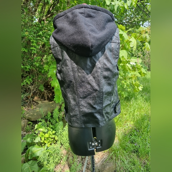 Hot Topic PU leather vest w/ removable hood - Picture 4 of 6